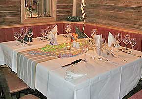 festlich gedekter Tisch bei einem Silvesteressen
