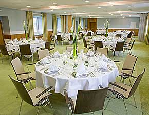 Im Restaurant wird das Silvester-Gala-Buffet aufgebaut.