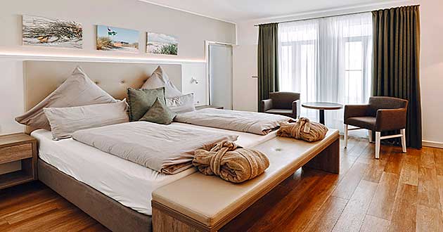 Doppelzimmer beim Urlaub �ber Silvester an der Nordsee. Silvesterurlaub in Norddeutschland auf der Ostfriesischen Nordseeinsel Borkum, nordwestlich von Emden.