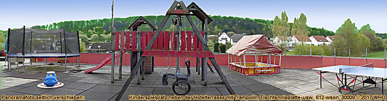 Kinderspielplatz mit Trampolin, Tischtennisplatte. Urlaub über Silvester Hotel im Taunus. Silvester-Kurzurlaub im Hochtaunuskreis.