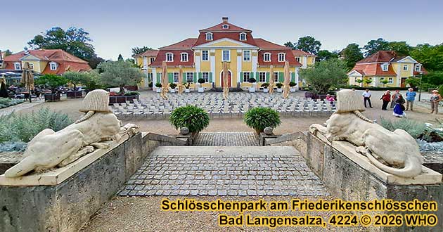 Blick zwischen den Sphinx-Skulpturen (Steinl�wen mit �gyptischem Frauenkopf) im Schl�sschenpark auf die R�ckseite des Friederikenschl�sschens in Bad Langensalza.