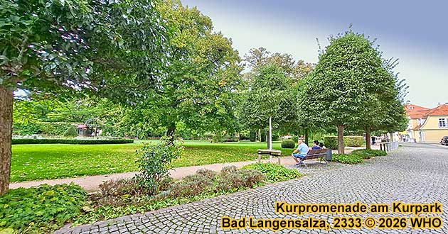 Kurpromenade am Kurpark in Bad Langensalza mit dem Friederikenschl�sschen rechts im Hintergrund.