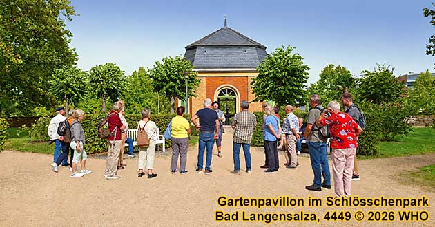Historisch kost�mierter Stadtf�hrer mit Besuchergruppe vor dem Gartenpavillon von 1878 mit Schwefelbrunnen im Schl�sschenpark in Bad Langensalza.